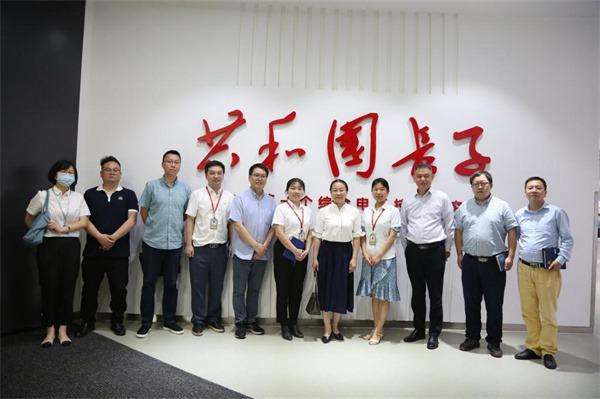 四川航天职业技术学院院长袁玫带队赴企业调研